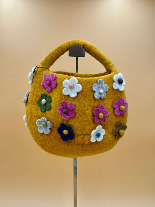 Handtasche Filztasche Size S Bucket Bag Körbchen mit bunten Blumen in gelb, handgemacht aus 100% Wolle.