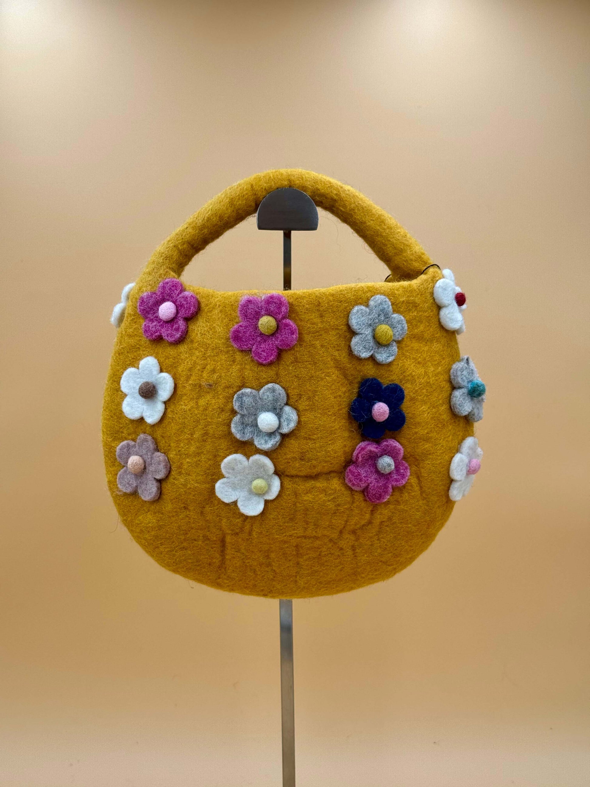 Handtasche Filztasche Size S Bucket Bag Körbchen mit bunten Blumen in gelb, handgemacht aus 100% Wolle