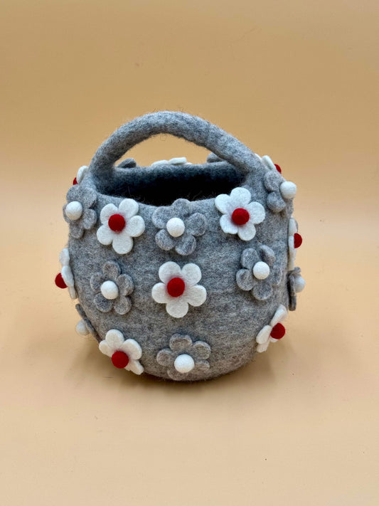 Handtasche Filztasche Size S Bucket Bag Körbchen mit Blumen in grau, weiß und rot, handgefertigt aus 100% Wolle.