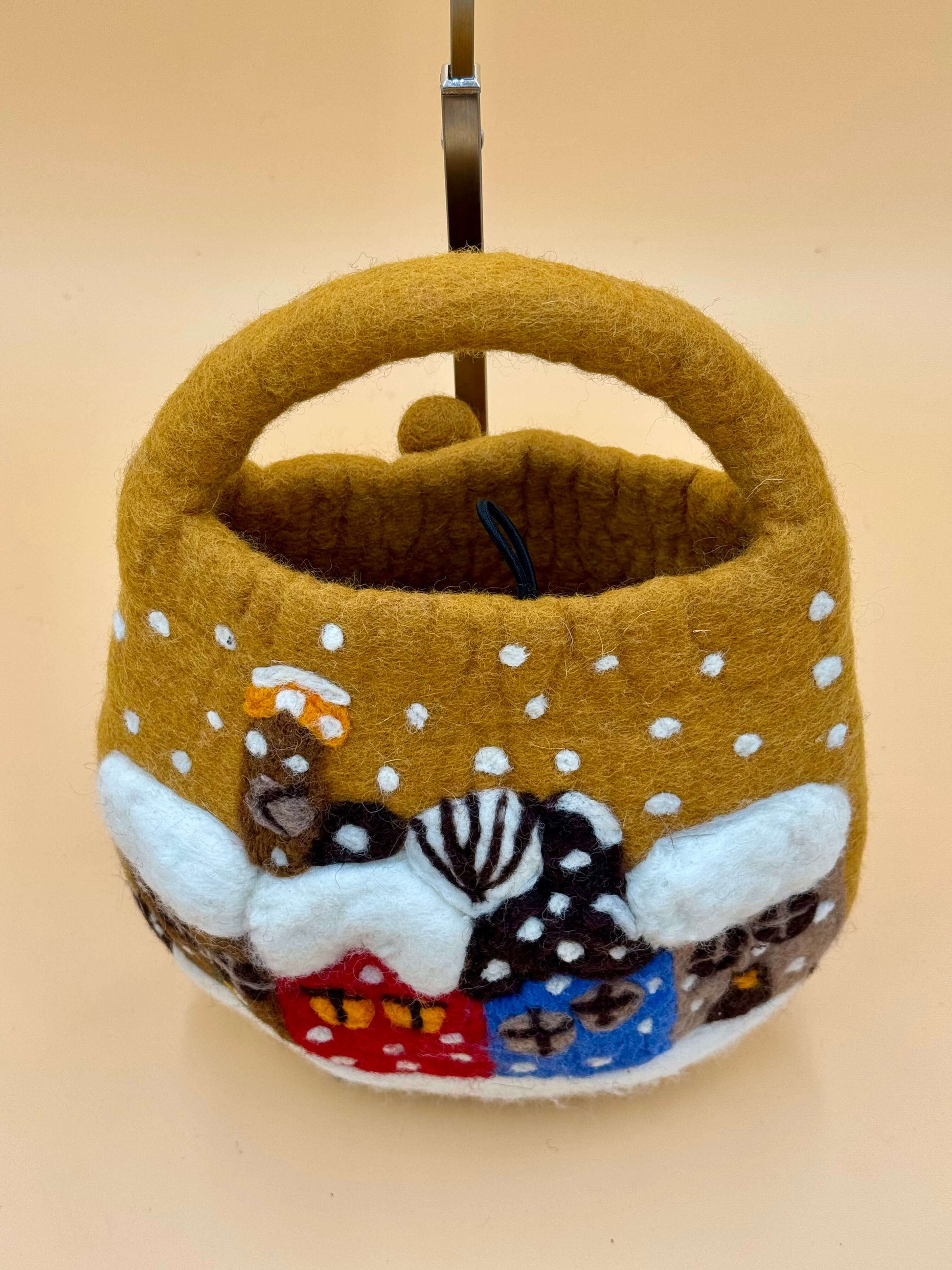 Handtasche Filztasche Size S Bucket Bag in gelb mit Schneehäuschen, handgemacht aus 100% Wolle, ca. 28x25 cm.