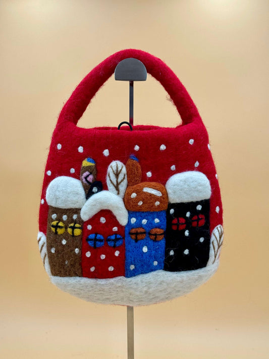 Handtasche Filztasche Size S Bucket Bag in rot mit Schnee Häuschen und bunten Details, handgemachte Wolltasche.