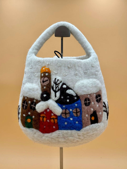 Handtasche Filztasche Size S Bucket Bag Schnee Häuschen weiß, handgefertigte Wolltasche mit winterlichem Design.