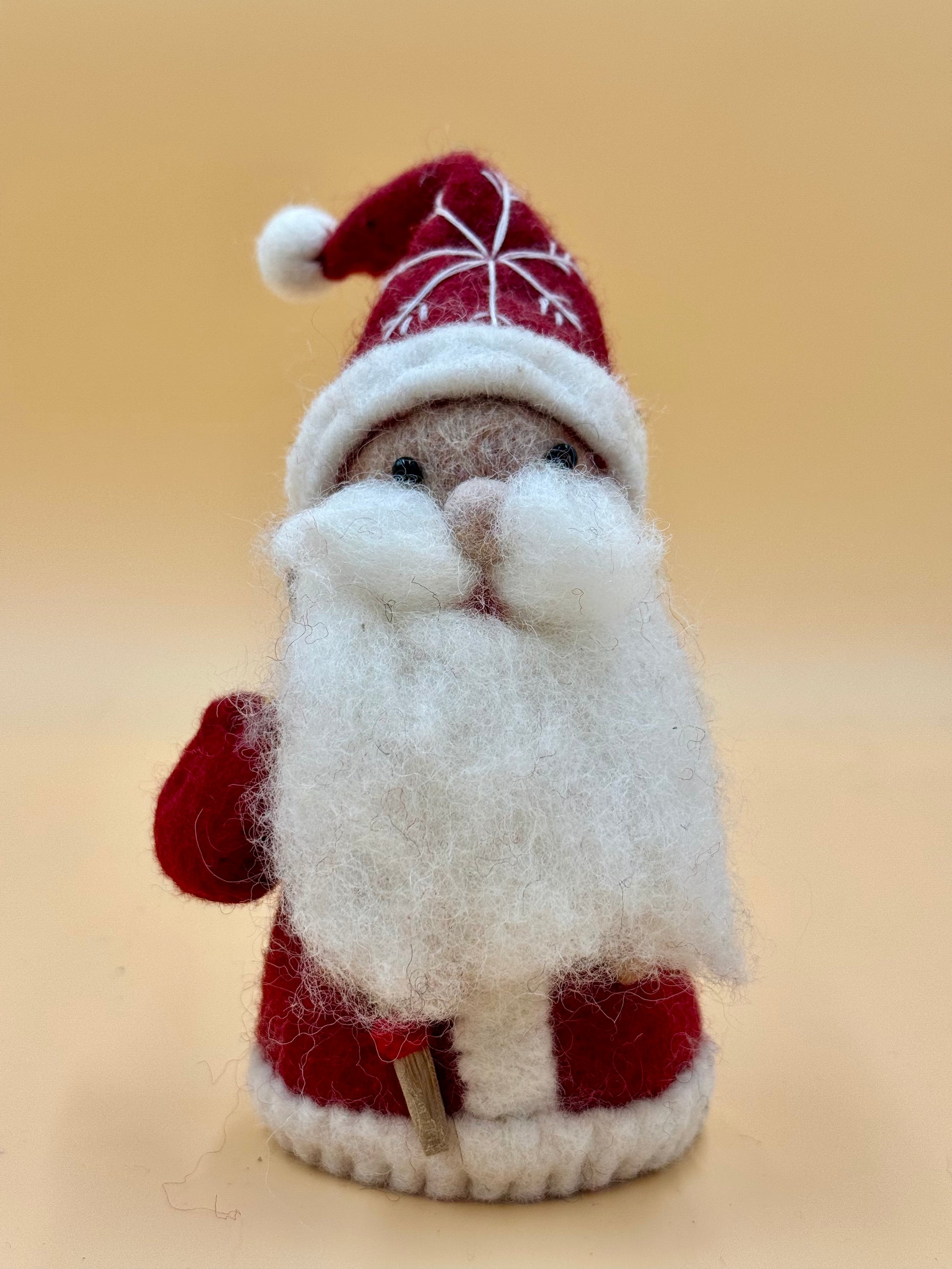 Filzfigur Weihnachtsmann mit Geschenk