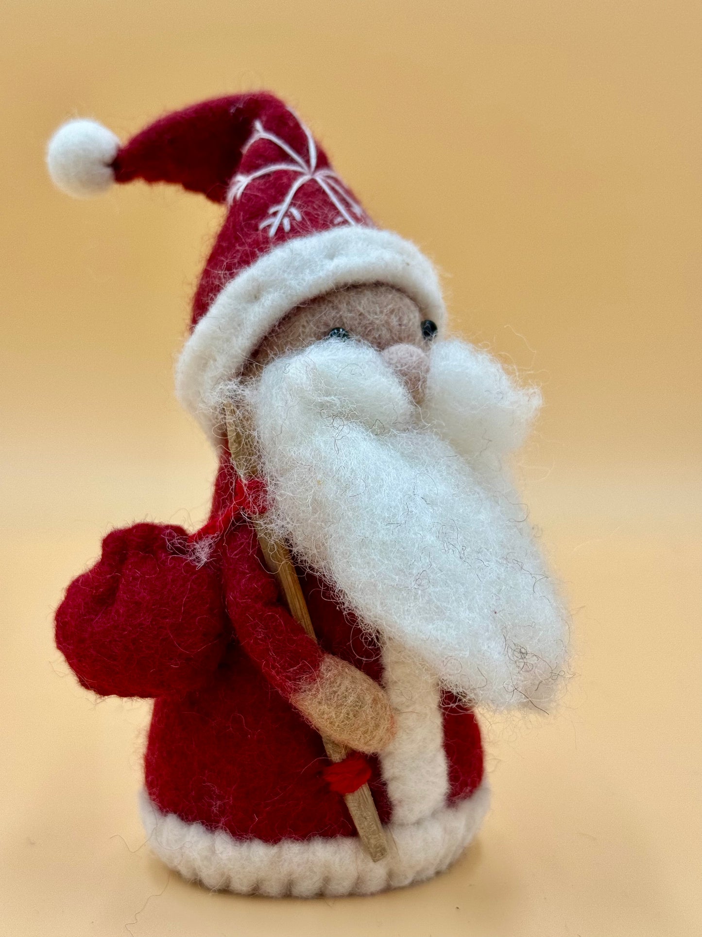 Filzfigur Weihnachtsmann mit Geschenk