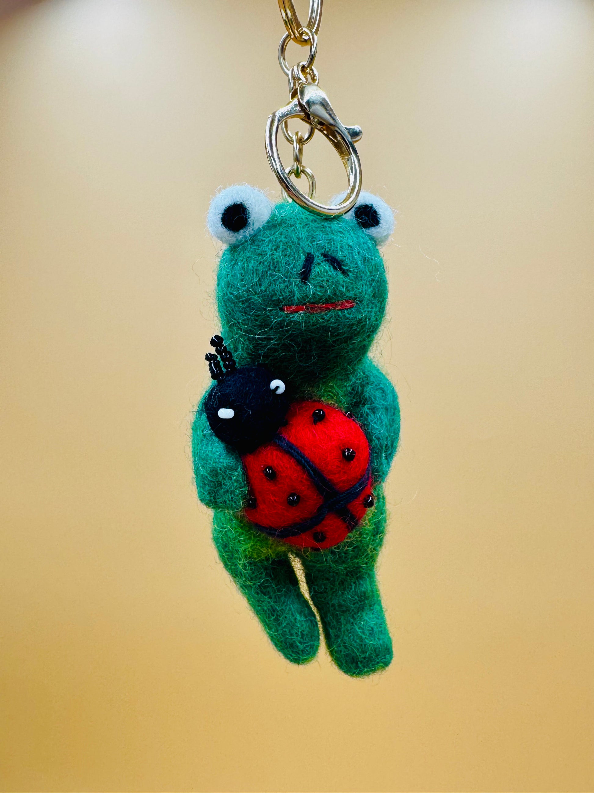 Filzanhänger Schlüsselanhänger Frosch mit Käfer