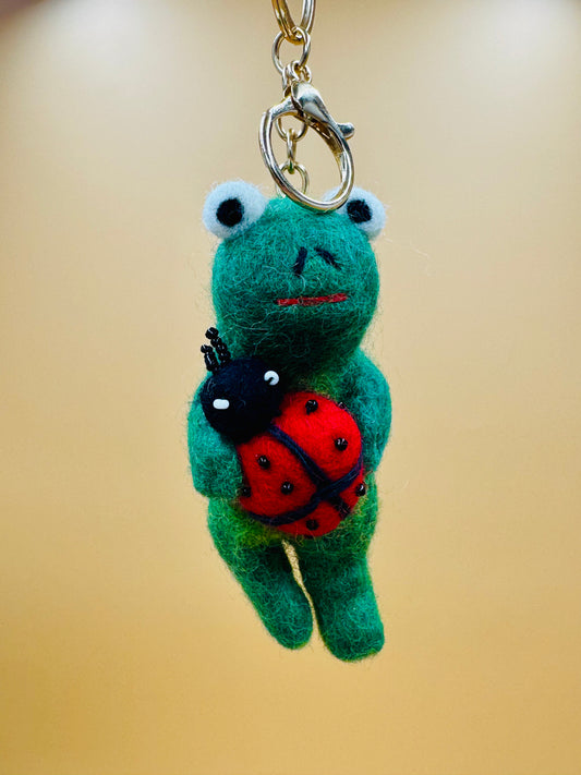 Filzanhänger Schlüsselanhänger Frosch mit Käfer
