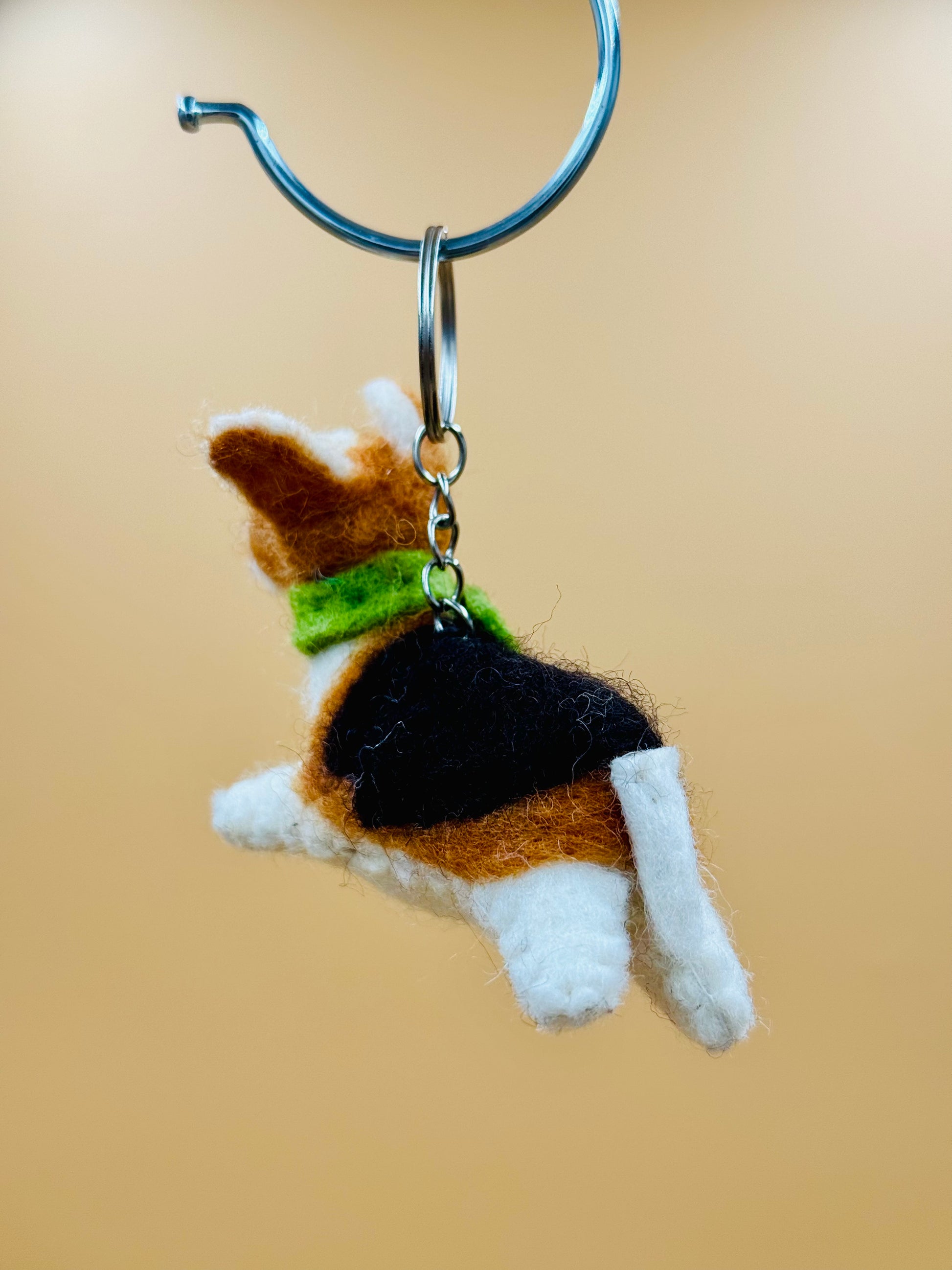 Filzanhänger Schlüsselanhänger kleiner Beagle mit Schal
