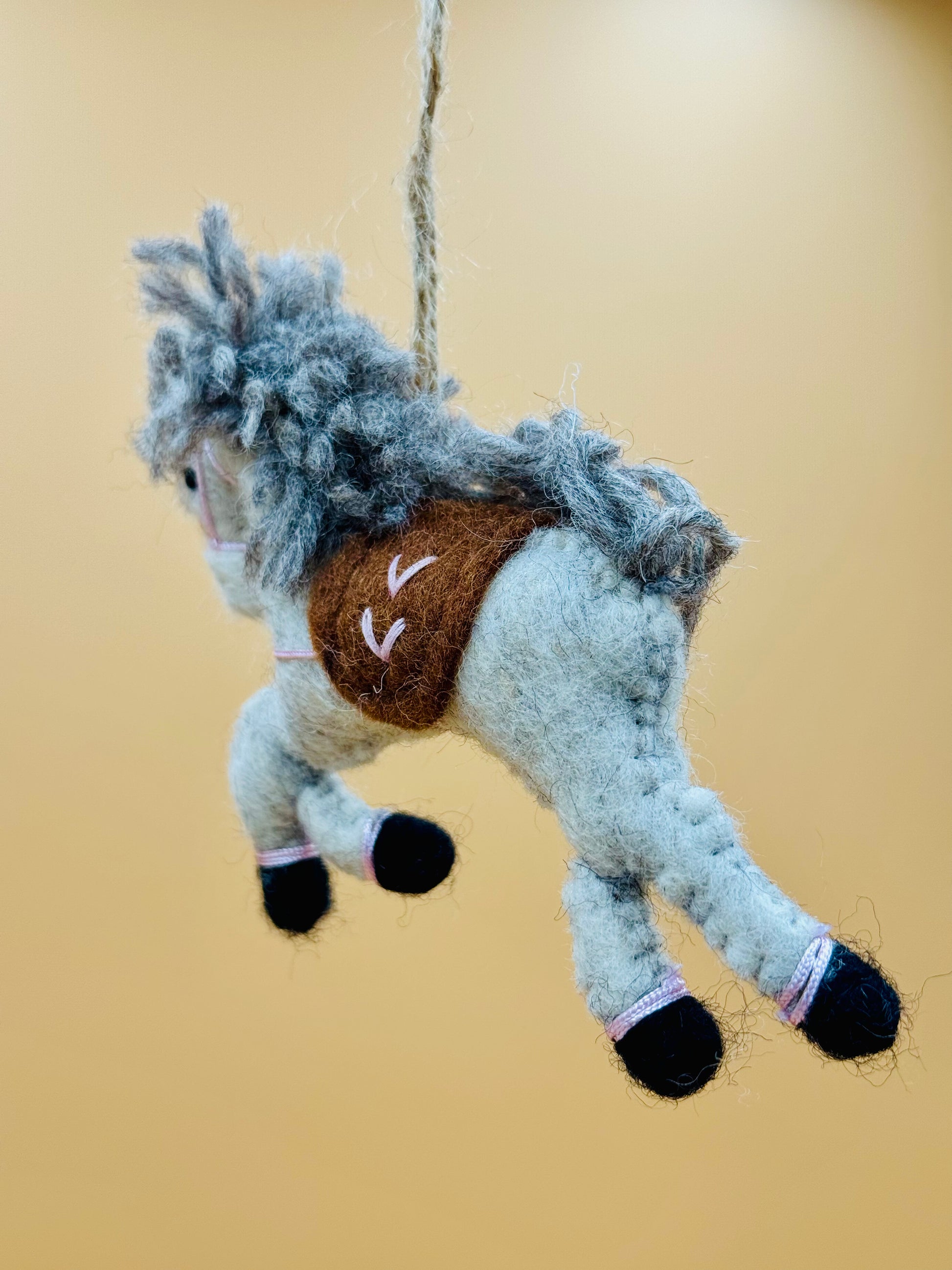 Filzanhänger Schlüsselanhänger kleines Pferd grau
