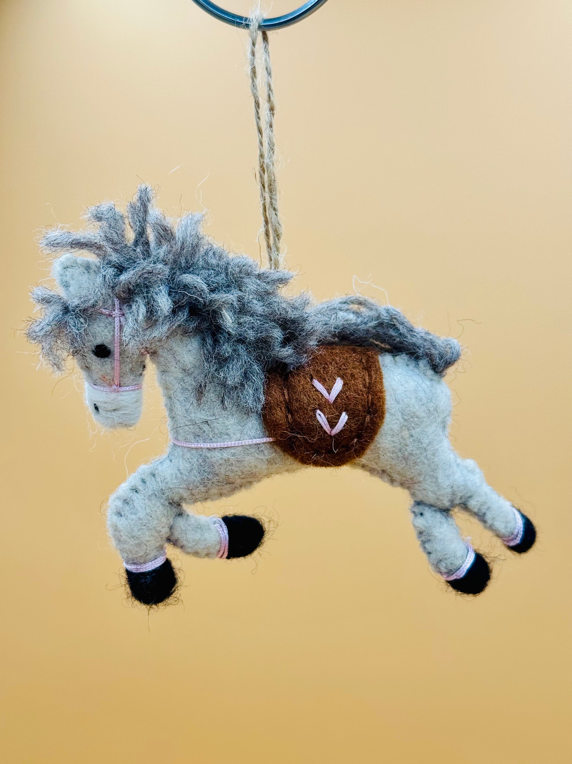Filzanhänger Schlüsselanhänger kleines Pferd grau