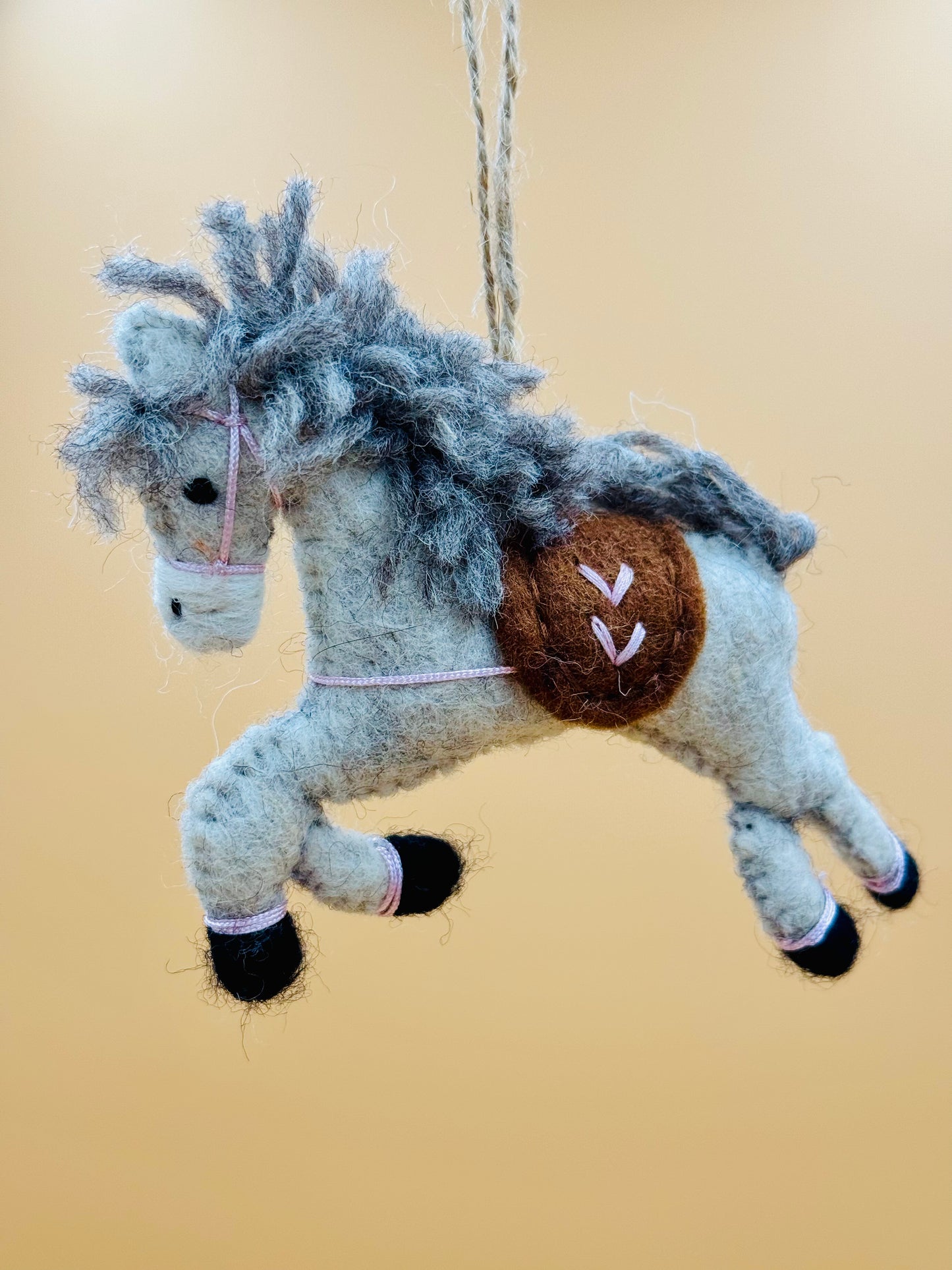 Filzanhänger Schlüsselanhänger kleines Pferd grau