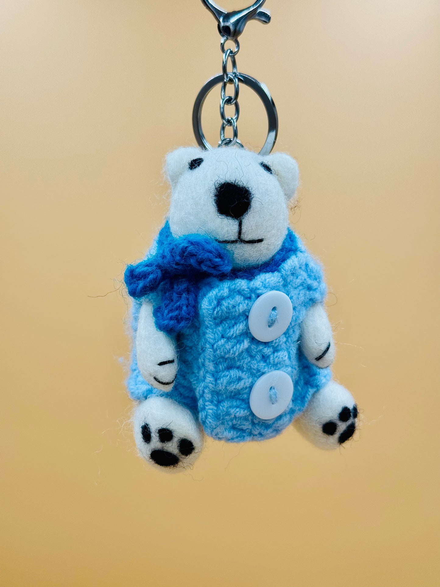 Filzanhänger Schlüsselanhänger Eisbär mit Pullover und Schal 