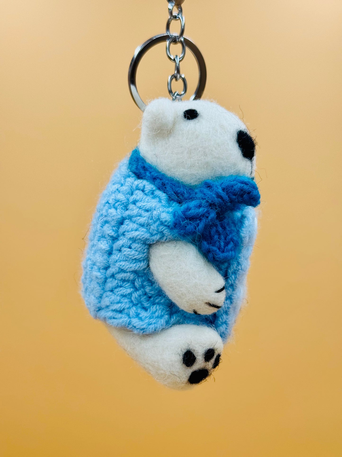 Filzanhänger Schlüsselanhänger Eisbär mit Pullover und Schal 