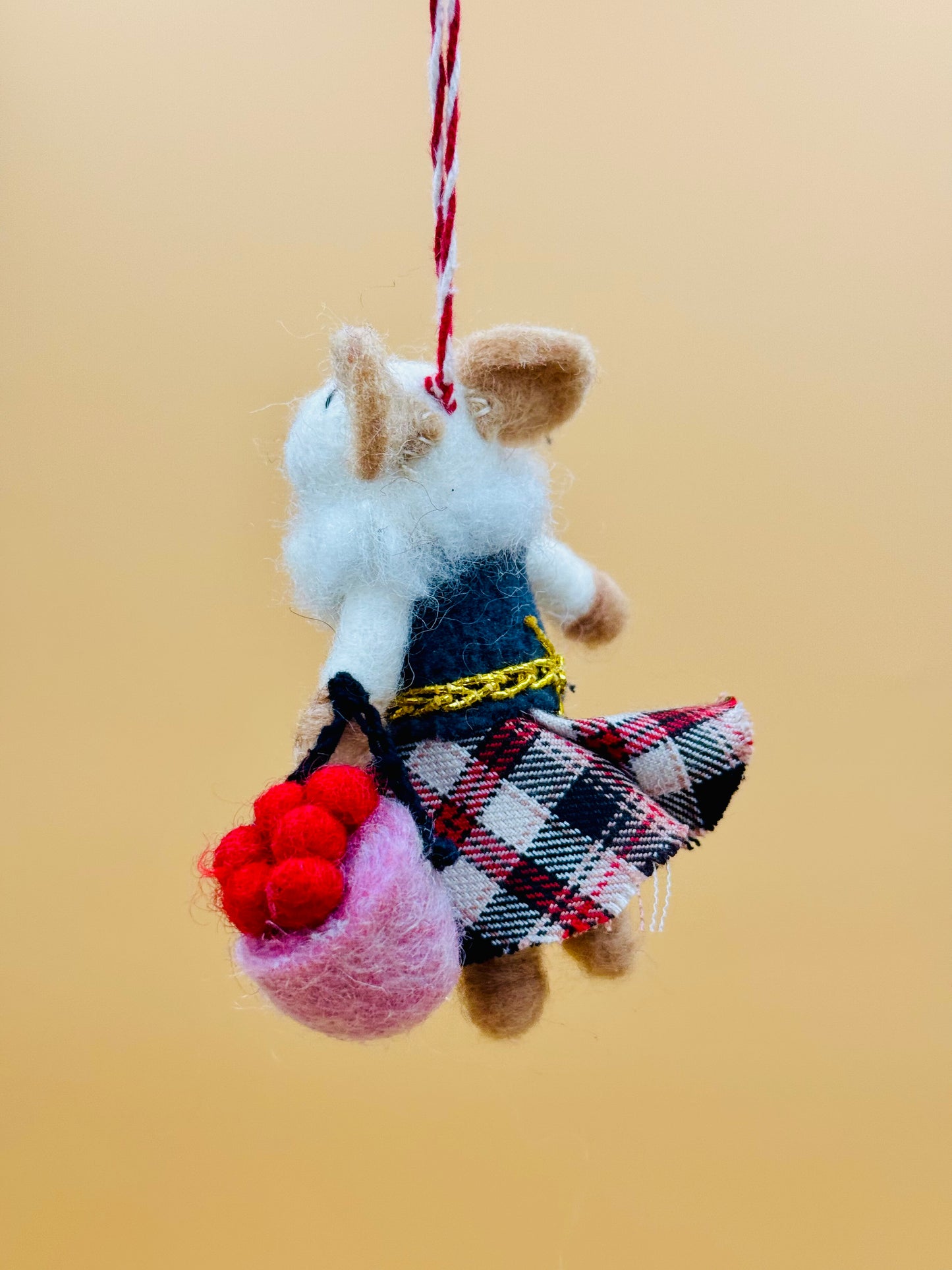 Filzanhänger Schlüsselanhänger kleine Maus mit Blumenkorb