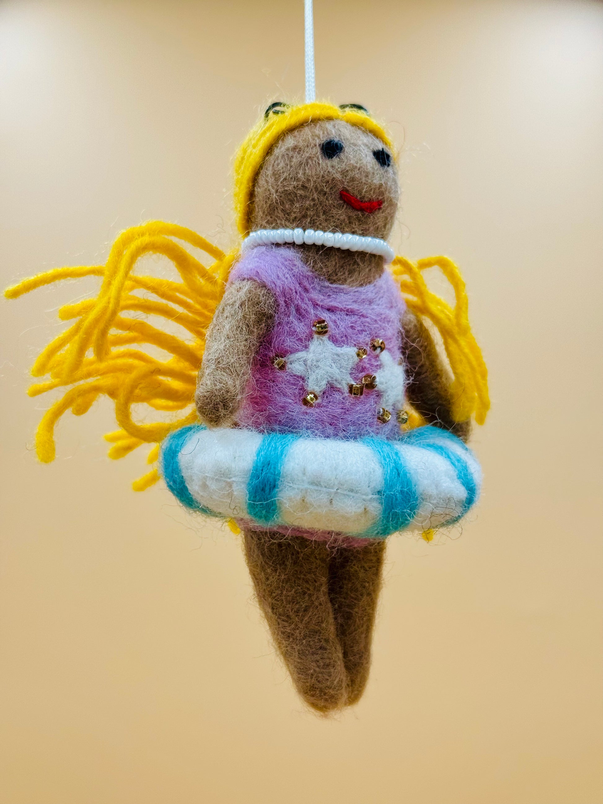 Filzanhänger Schlüsselanhänger kleines Mädchen mit Schwimmring 