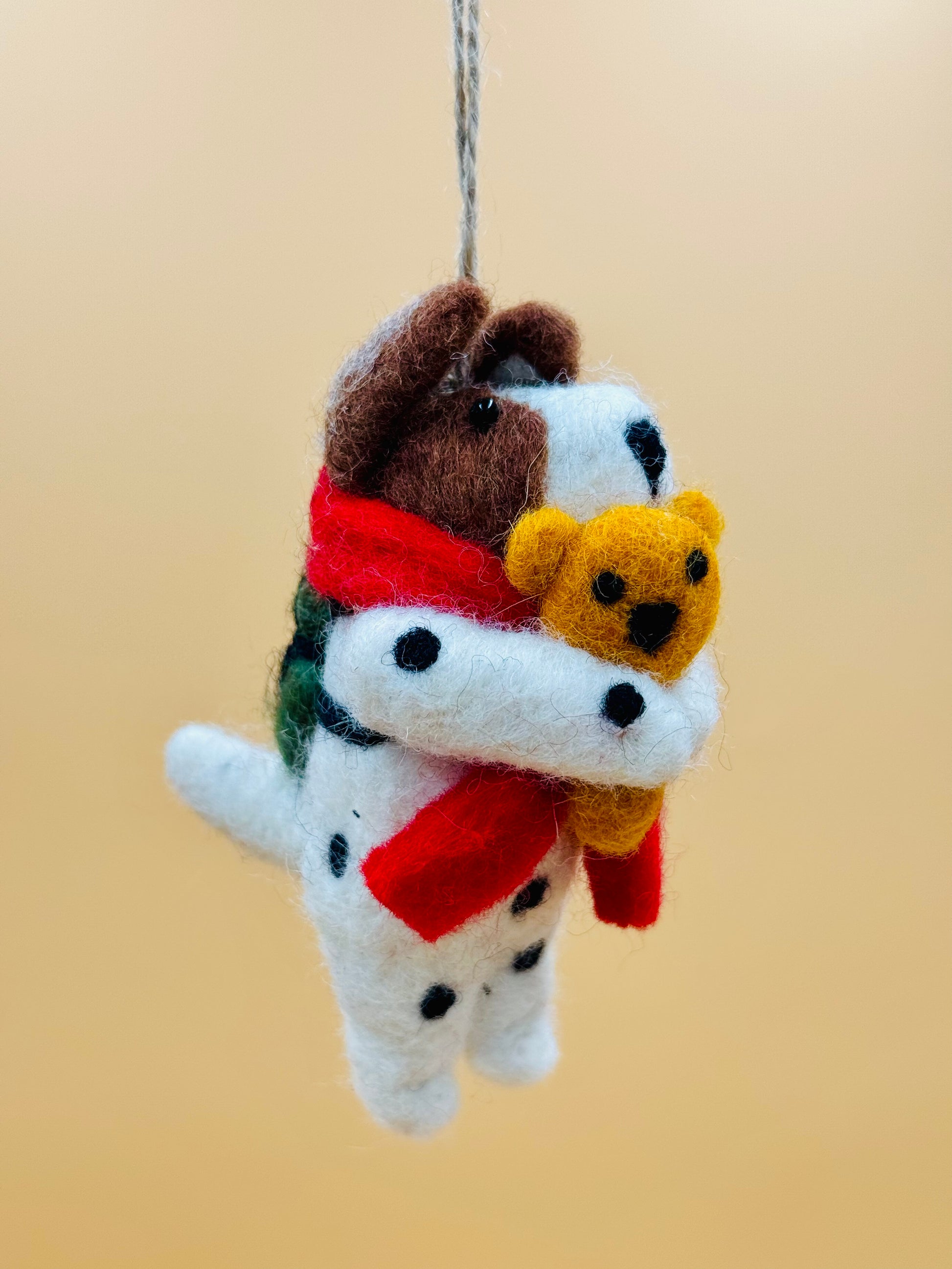 Filzanhänger Schlüsselanhänger kleiner Hund mit Bär und Rucksack 