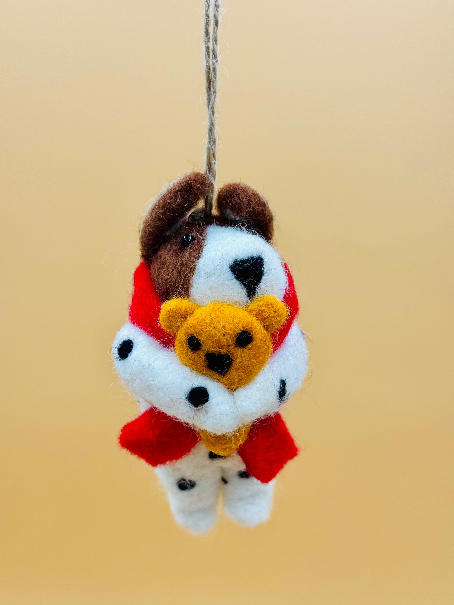 Filzanhänger Schlüsselanhänger kleiner Hund mit Bär und Rucksack 