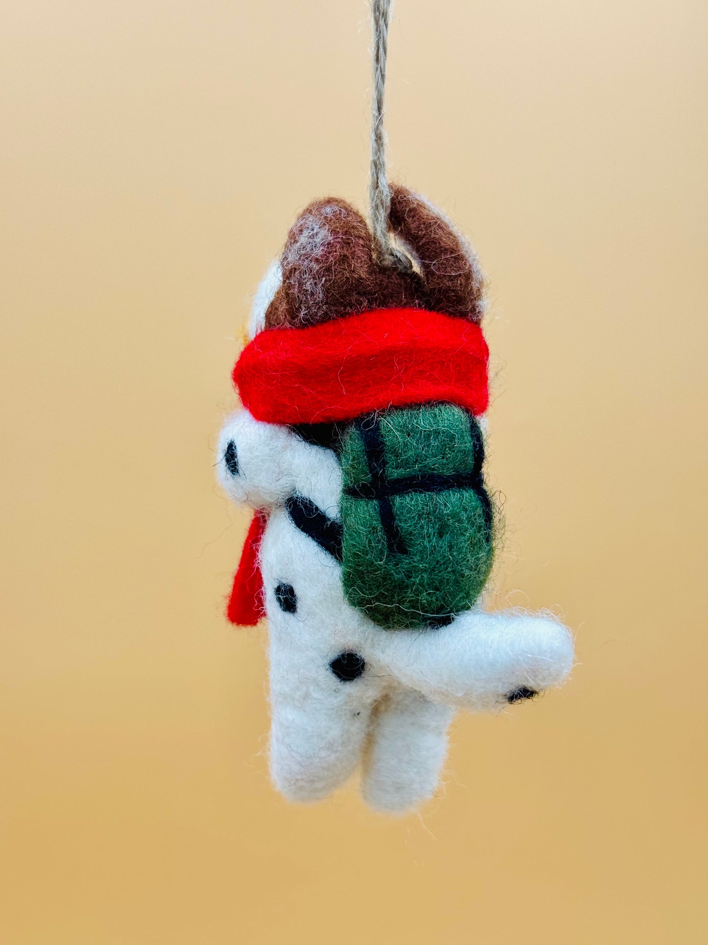 Filzanhänger Schlüsselanhänger kleiner Hund mit Bär und Rucksack 