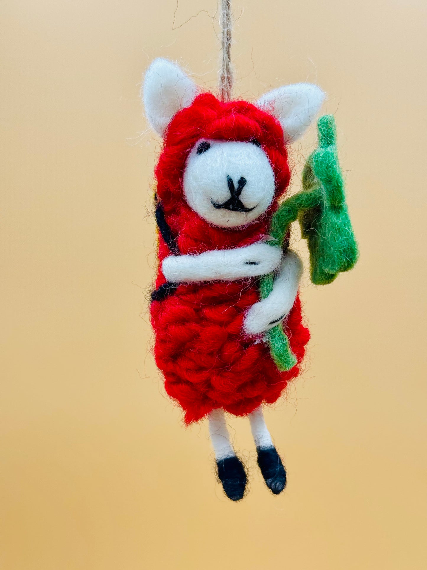 Filzanhänger Schlüsselanhänger Schaf mit Blumen und Rucksack 