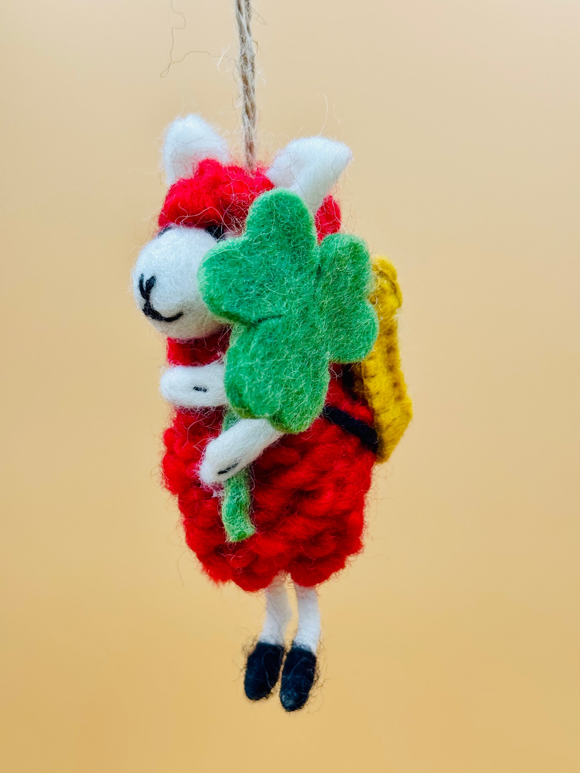 Filzanhänger Schlüsselanhänger Schaf mit Blumen und Rucksack 