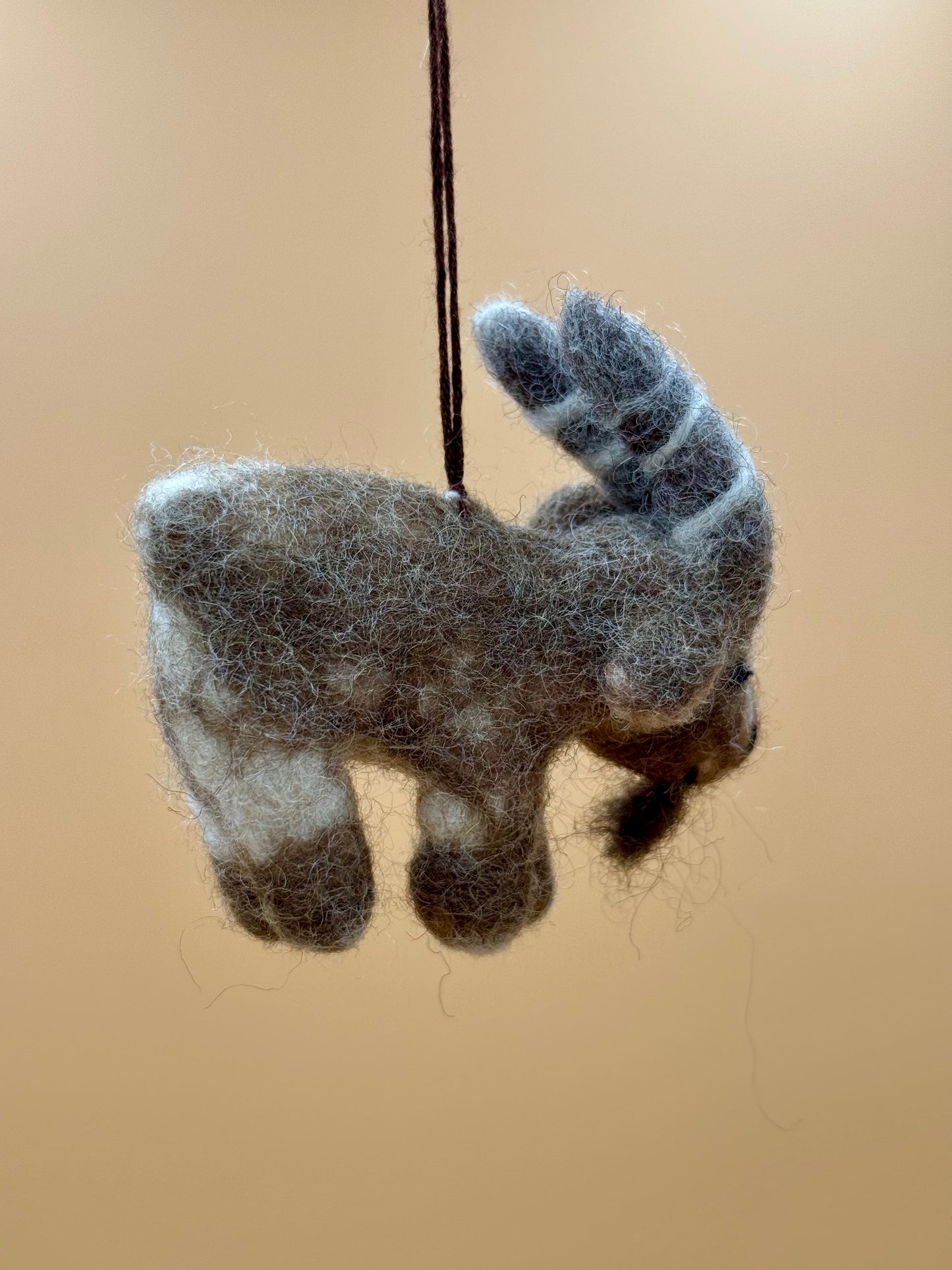 Filzanhänger Schlüsselanhänger kleine Ziege grau