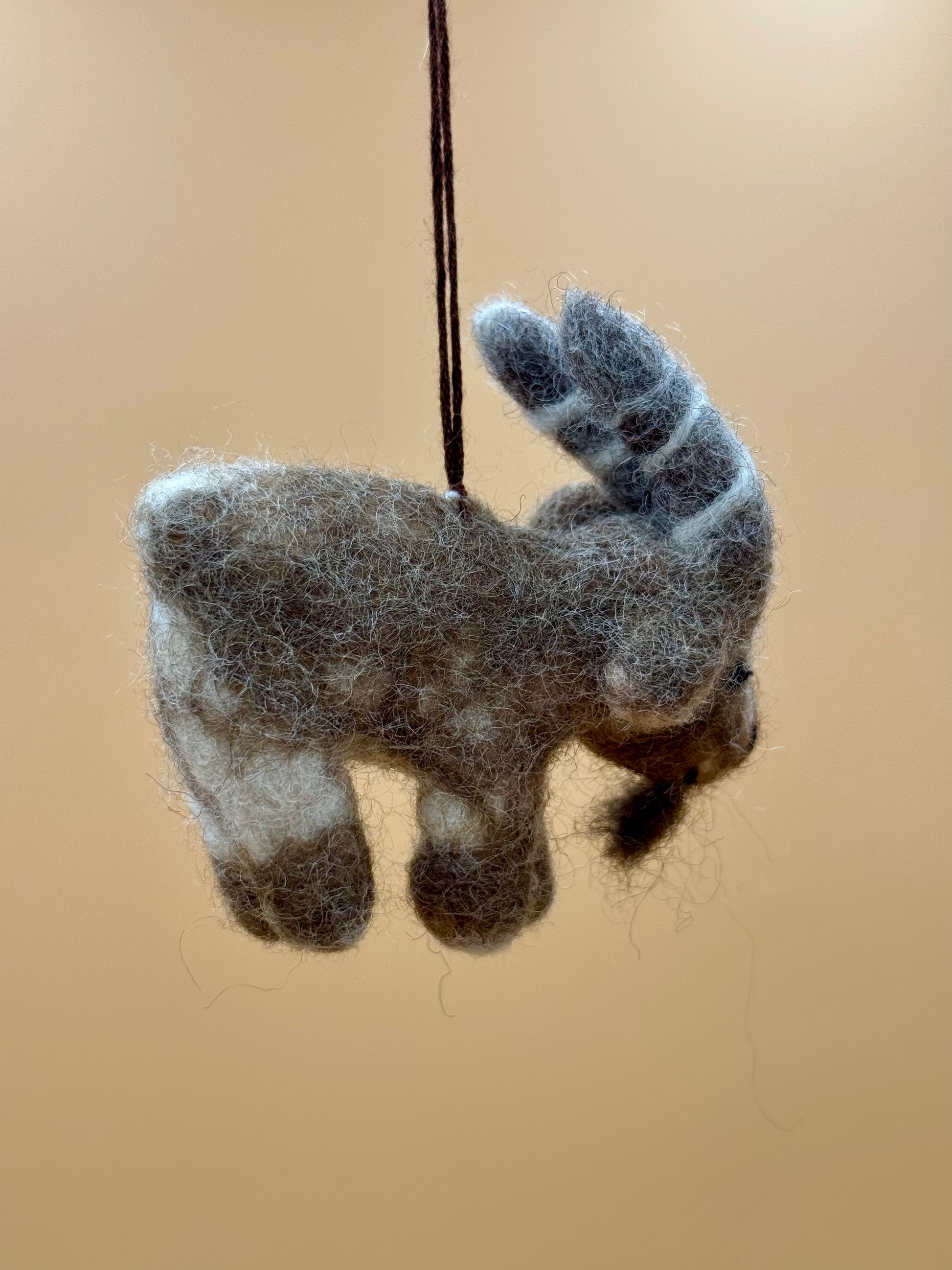 Filzanhänger Schlüsselanhänger kleine Ziege grau