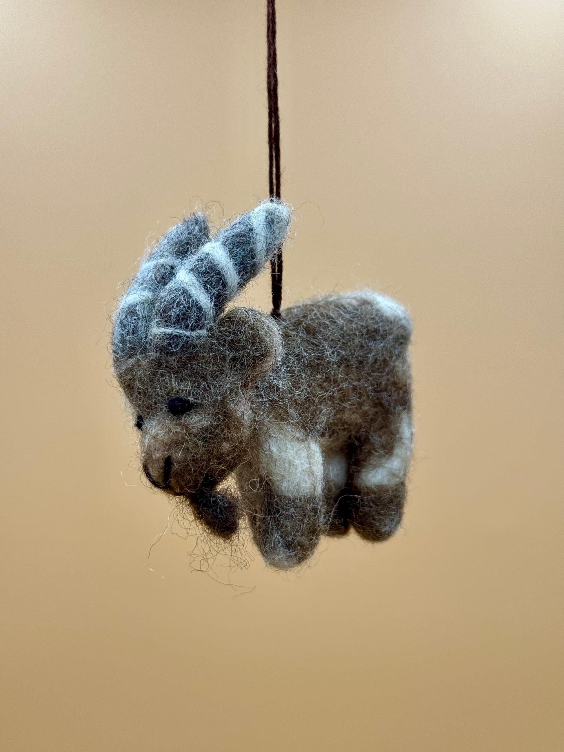 Filzanhänger Schlüsselanhänger kleine Ziege grau