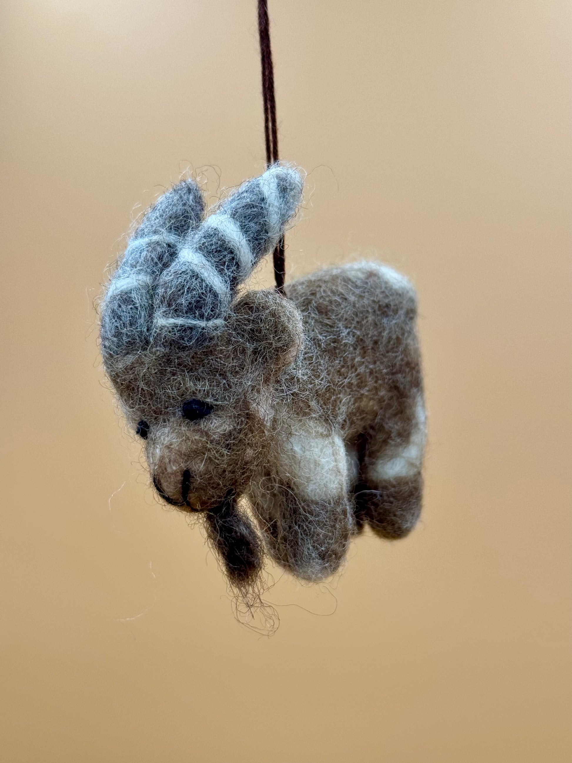 Filzanhänger Schlüsselanhänger kleine Ziege grau
