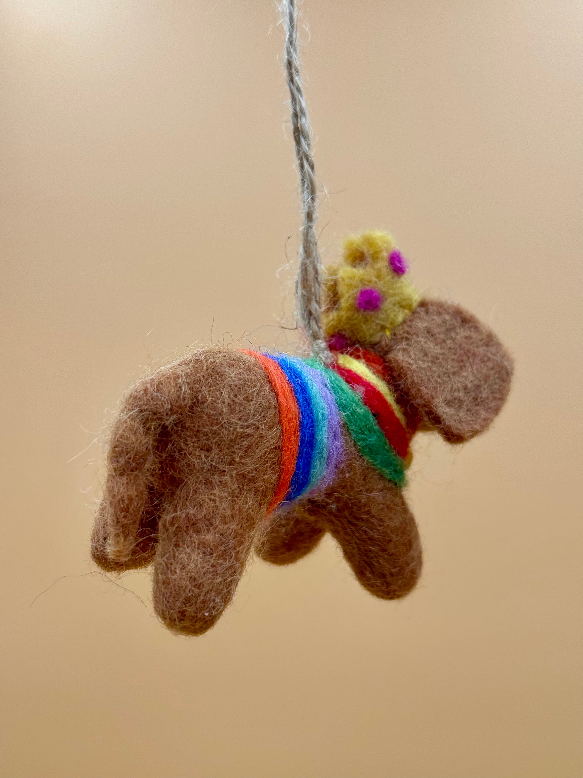 Filzanhänger Schlüsselanhänger Hündchen mit Krone