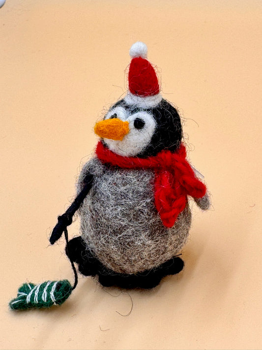 Filzfigur Pinguin mit Fisch - urbanchameleonberlin