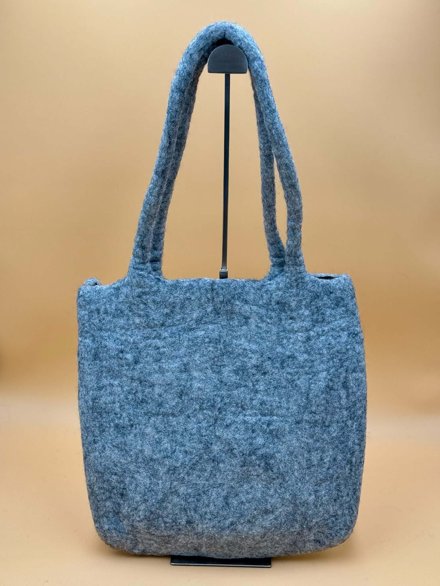 Handgemachte Schultertasche Filztasche Size L in Grau, 32x32cm, ideal für Alltag und Freizeit.