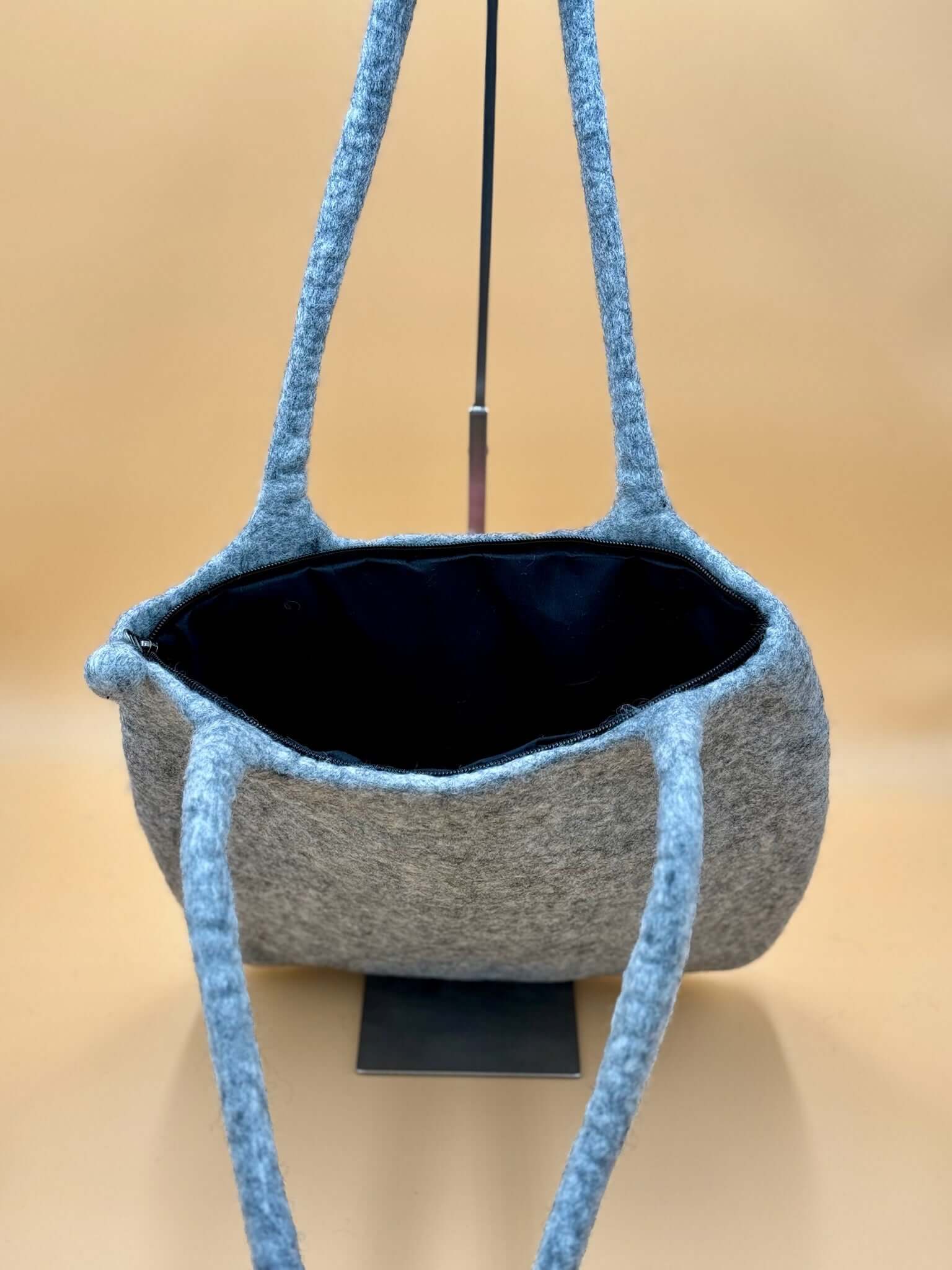 Handgemachte Schultertasche Filztasche Size L grau mit Innenfutter und Reißverschluss, ideal für Alltagsgegenstände.