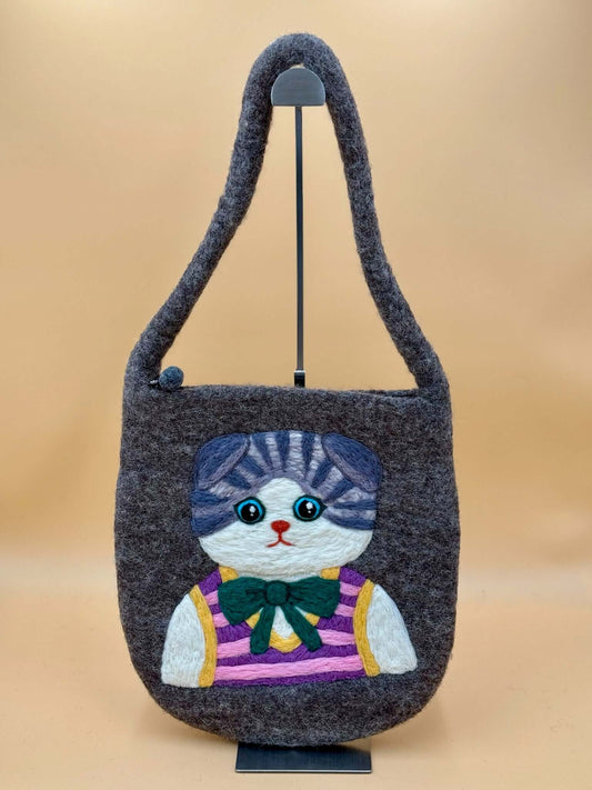 Handmade gray felt Baguette bag featuring a cat design, perfect for daily essentials. 31x33cm adjustable shoulder strap.