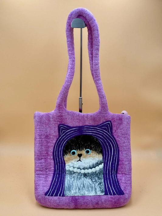 Schultertasche Filztasche Size L, handgemachte lila Tasche mit Katze und langen Haaren, für Laptop und mehr.