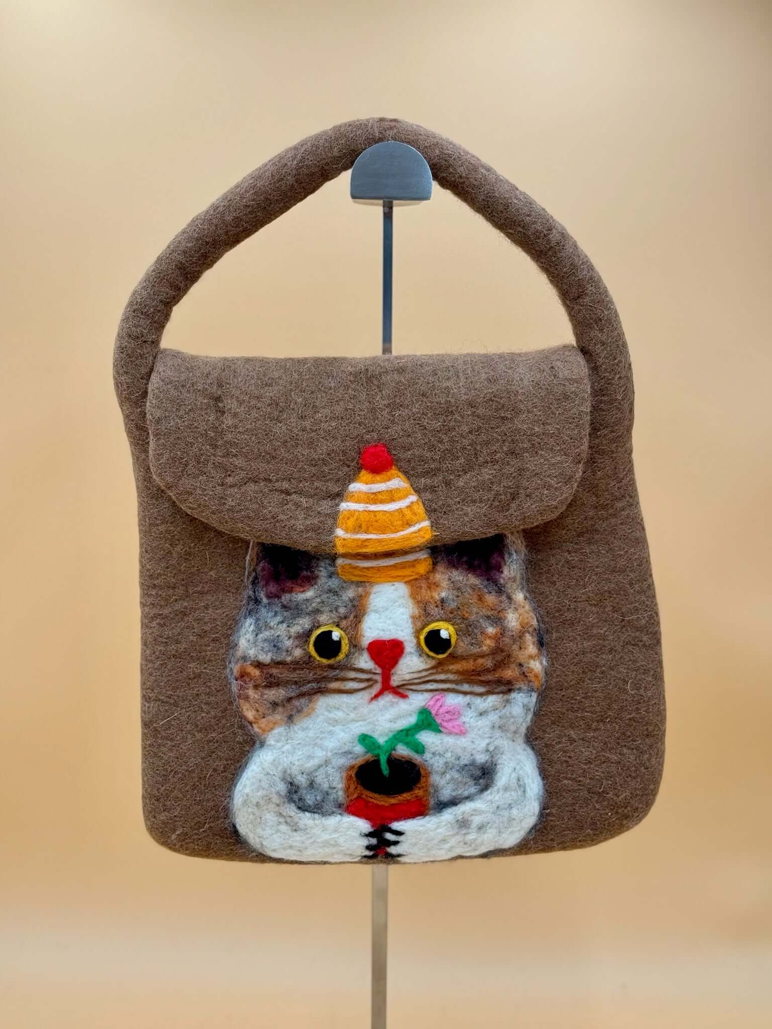 Handtasche Filztasche Size M Flap Bag mit Katze und Blume, handgemacht aus 100% Wolle, braun-orange Design.