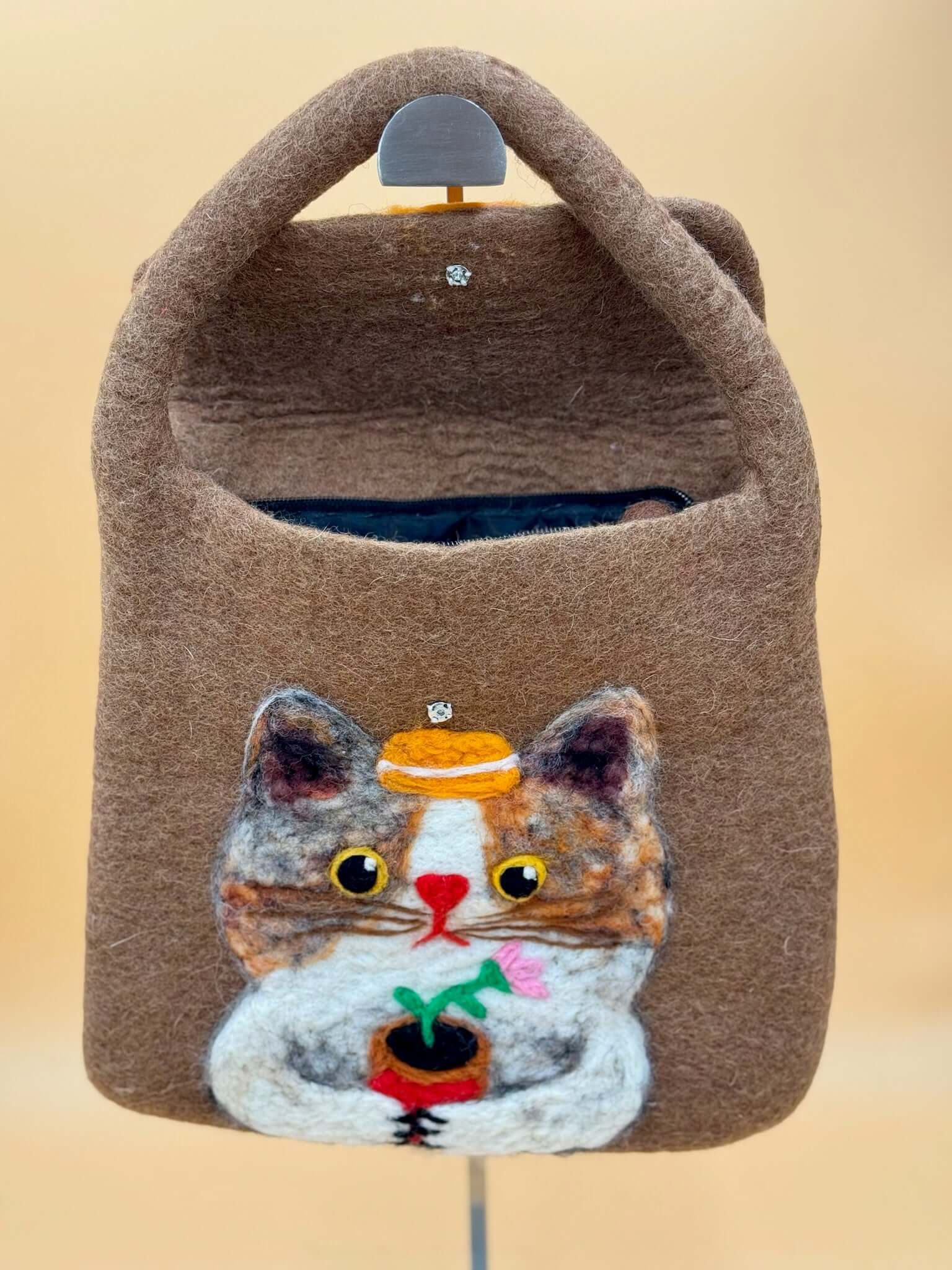 Handtasche Filztasche Size M Flap Bag Katze mit Blume, braun, handgemacht aus 100% Wolle, 28x28cm, innen mit Futter und Reißverschluss.