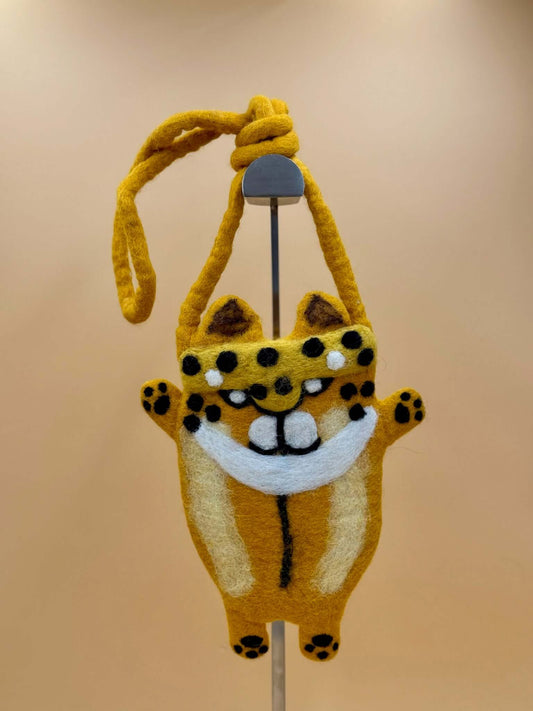 Umhängetasche Filztasche Size S Crossbody Tiger in gelb mit niedlichem Tigerdesign, handgemacht aus 100% Wolle.