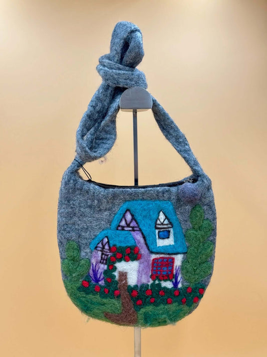 Umhängetasche Filztasche Size M Crossbody mit Haus-Motiv, handgemacht aus 100% Wolle, grau mit bunten Details.