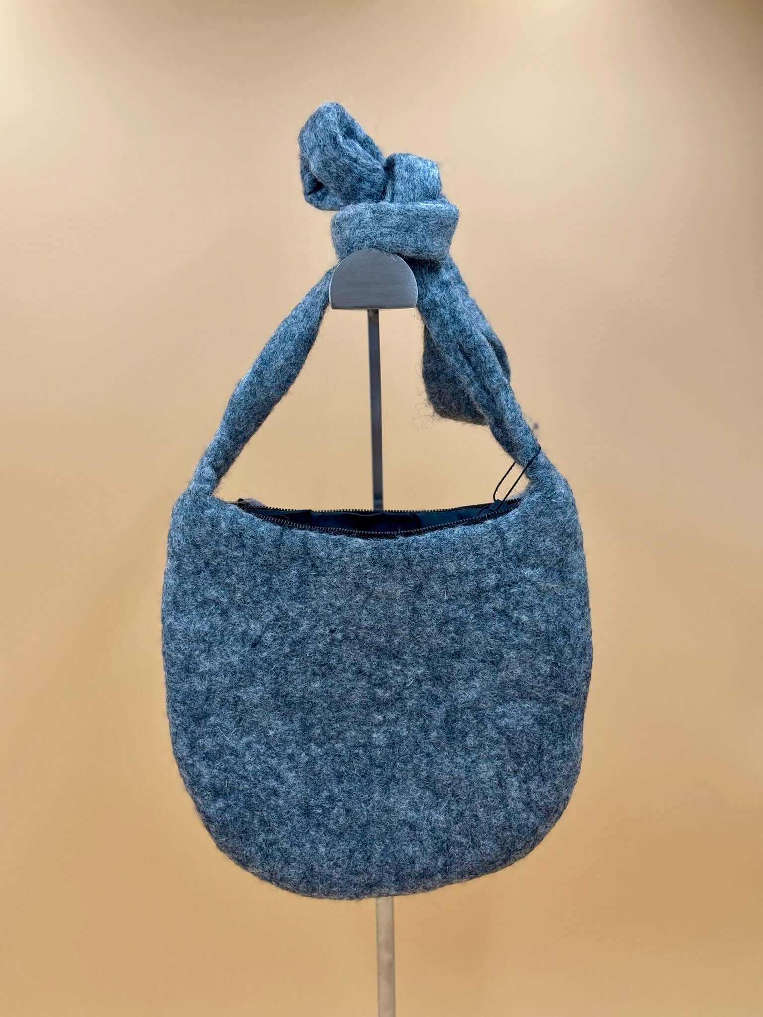 Umhängetasche Filztasche Size M in blau mit Knoten, handgemacht, 100% Wolle, Crossbody Format.