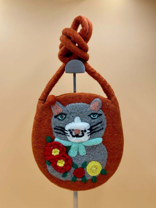 Umhängetasche Filztasche Size M Crossbody mit Katze und Blumen in braun-orange, handgemacht aus 100% Wolle.