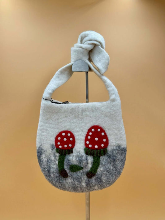 Handgemachte Umhängetasche Filztasche Size M in grau mit roten Pilzen, ideal für Geldbörse und Kosmetik.