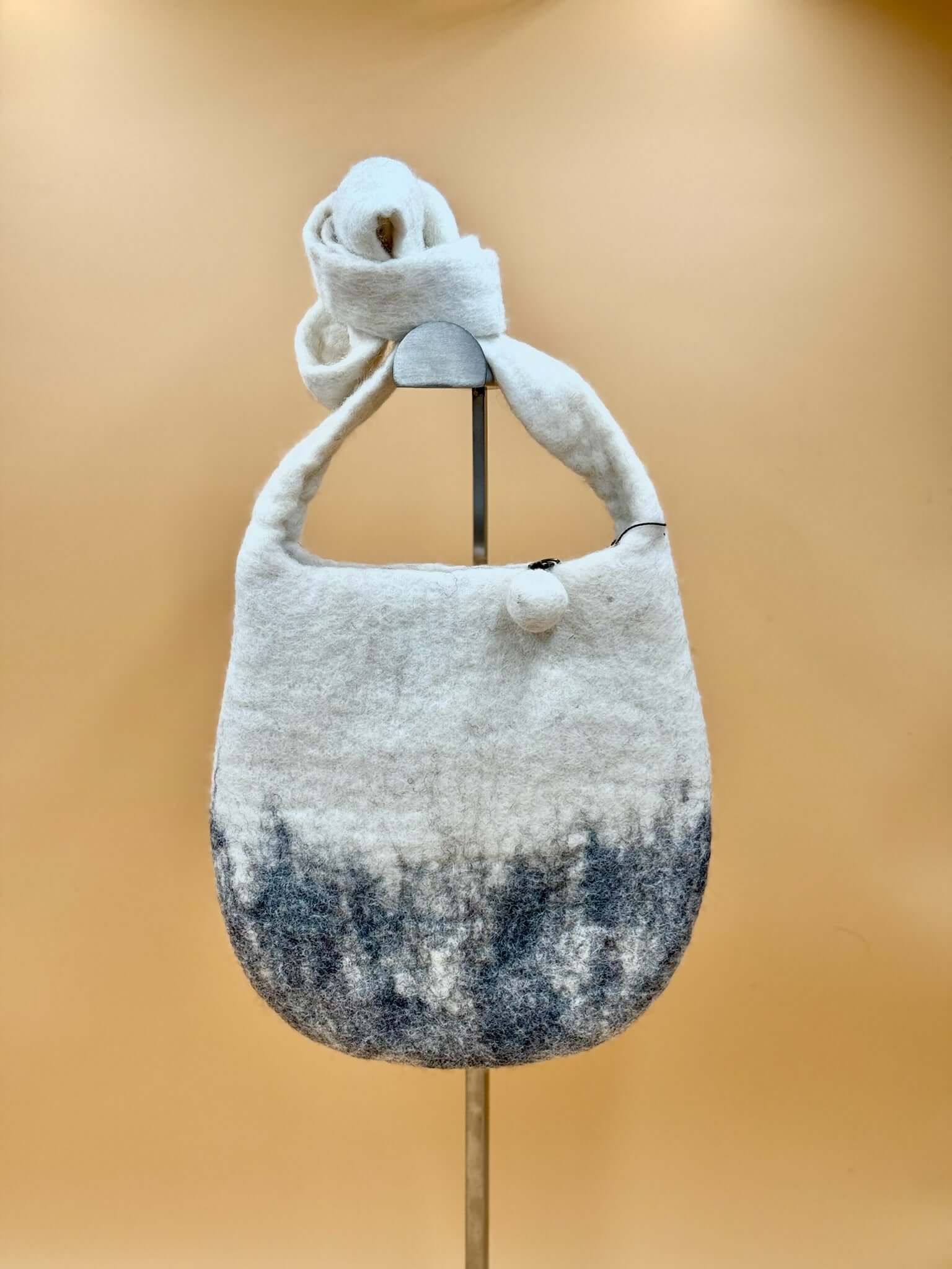 Umhängetasche Filztasche Size M Crossbody Pilze in grau und weiß, handgefertigt aus 100% Wolle.