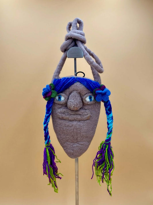 Handmade Umhängetasche Filztasche Size S Crossbody with big nose girl design, featuring multicolor braids and flowers.