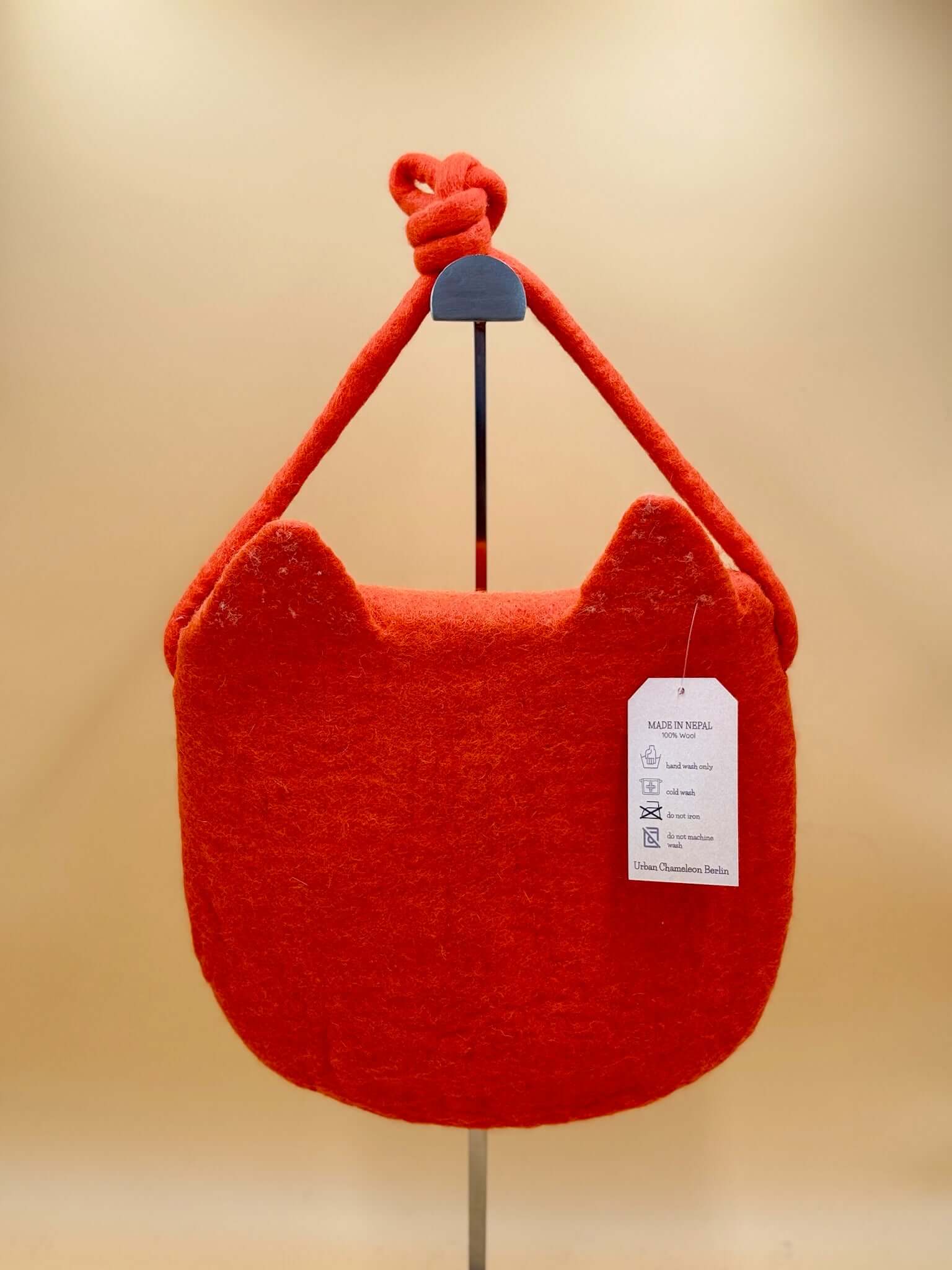 Umhängetasche Filztasche Size M Crossbody Fuchs in orange mit Katzenohren und Innenfutter, handgemacht aus 100% Wolle.