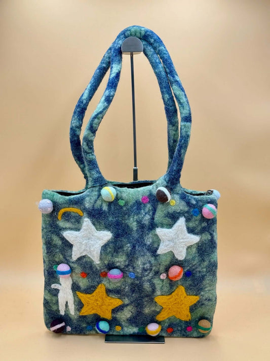 Handgemachte grüne und blaue Filztasche Schultertasche mit bunten Planeten- und Sterne-Applikationen.