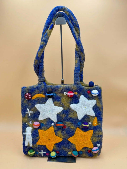 Schultertasche Filztasche Size L Shopper Planeten in blau, weiß, gelb mit dekorativen Sternen aus Wolle, handgefertigt.