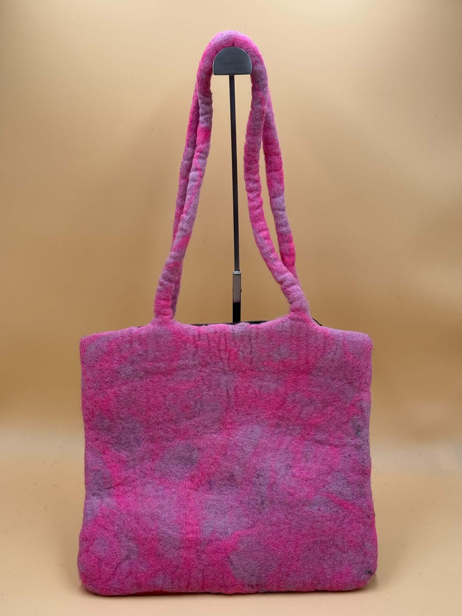 Schultertasche Filztasche Size L in pink, handgefertigt, aus 100% Wolle, ideal für Alltag und kleine Gegenstände.