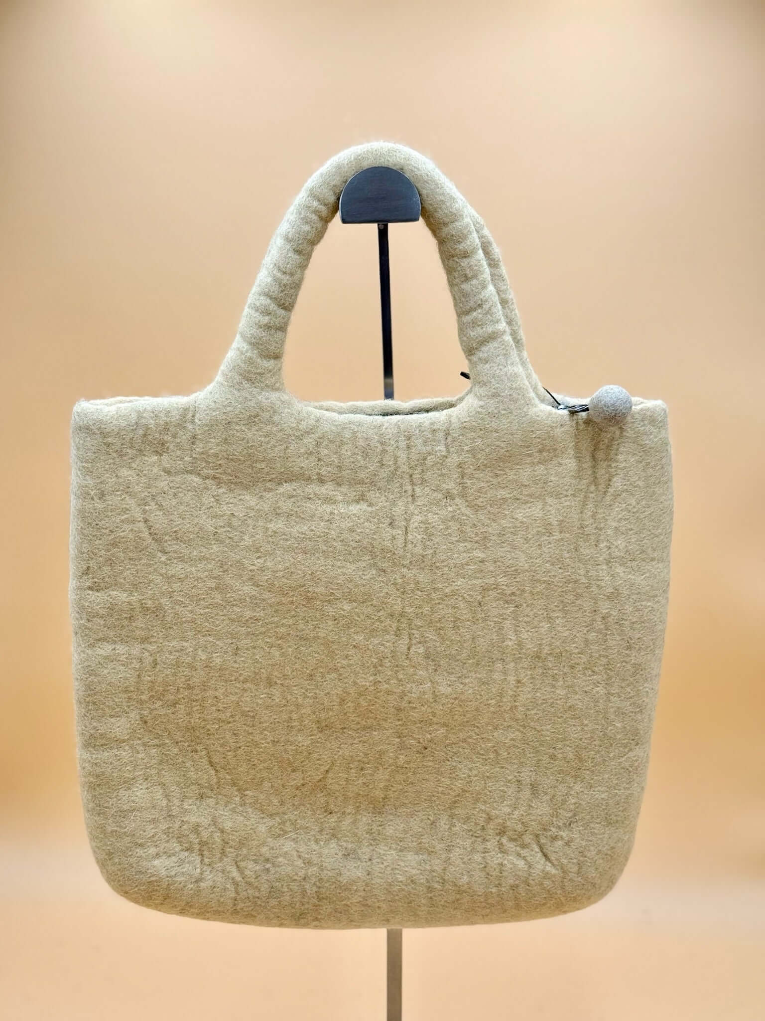 Handgemachte beige Filztasche Size L Large Bag, ideal für iPad und Alltagsgegenstände, mit Reißverschluss und Innenfutter.