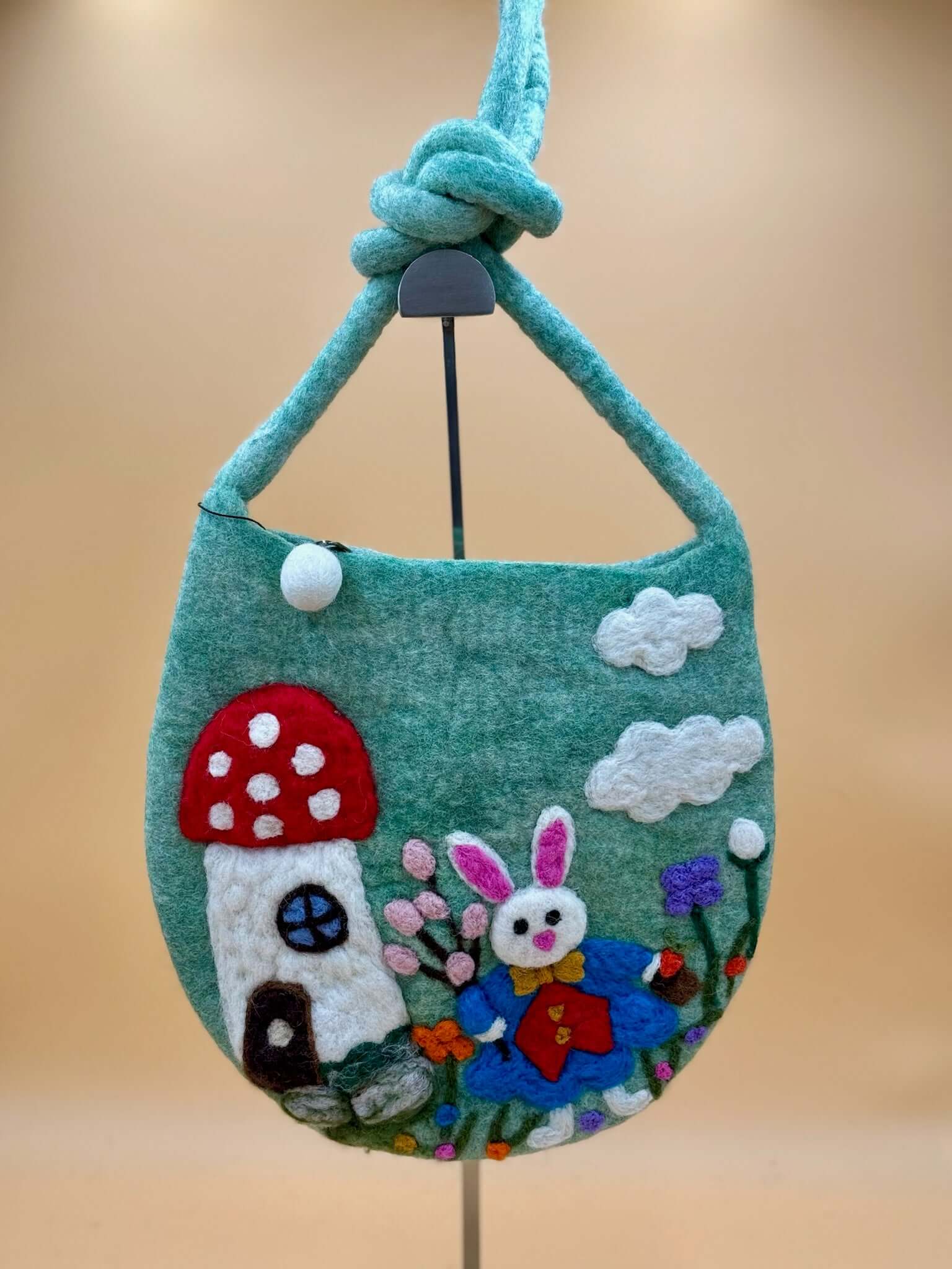 Umhängetasche Filztasche Size M Crossbody Hase mit Haus - urbanchameleonberlin