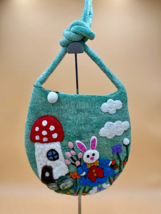 Umhängetasche Filztasche Size M Crossbody Hase mit Haus - urbanchameleonberlin