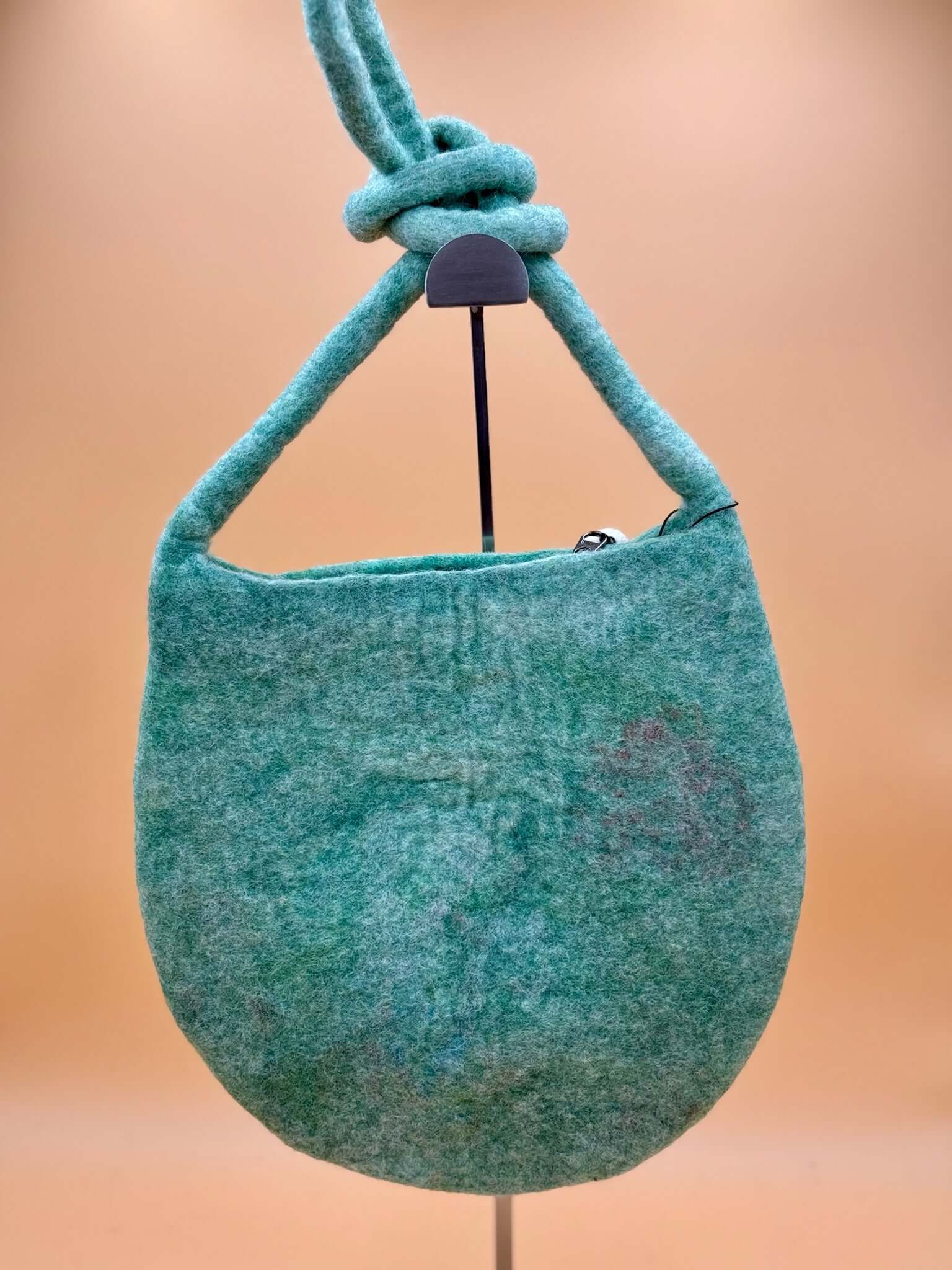 Umhängetasche Filztasche Size M Crossbody Hase mit Haus - urbanchameleonberlin